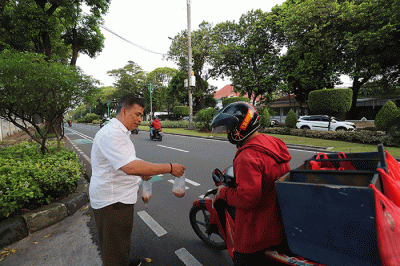 Sekretaris Bidang Sosial & Kesra DPP Perindo Perkasa Alam saat berbagi takjil di depan kantor DPP Perindo di kawasan Menteng, Jakarta Pusat.