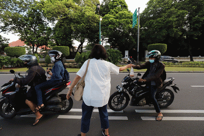 Sekretaris Bidang Sosial & Kesra DPP Perindo Perkasa Alam saat berbagi takjil di depan kantor DPP Perindo di kawasan Menteng, Jakarta Pusat.