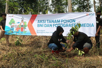 Pengelola Hutan Organik Megamendung Yuhan Subrata dan Perintis Hutan Organik Megamendung Rosita Istiawan saat menanam tanaman keras di kawasan Hutan Organik.