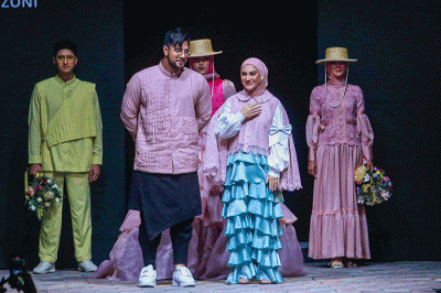 Model memperagakan busana pada acara Muslim Fashion Festival+ 2022 (MUFFEST+2022) di The Ritz Carlton, Pacific Place, Jakarta Selatan, Sabtu (23/4/2022).