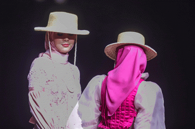Model memperagakan busana pada acara Muslim Fashion Festival+ 2022 (MUFFEST+2022) di The Ritz Carlton, Pacific Place, Jakarta Selatan, Sabtu (23/4/2022).