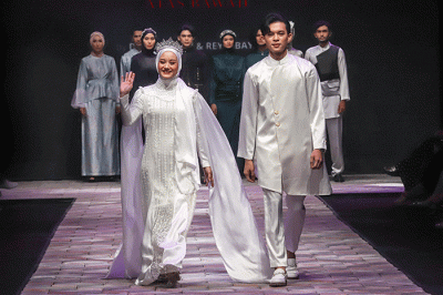 Model memperagakan busana pada acara Muslim Fashion Festival+ 2022 (MUFFEST+2022) di The Ritz Carlton, Pacific Place, Jakarta Selatan, Sabtu (23/4/2022).