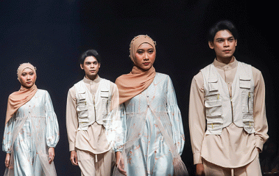 Model memperagakan busana pada acara Muslim Fashion Festival+ 2022 (MUFFEST+2022) di The Ritz Carlton, Pacific Place, Jakarta Selatan, Sabtu (23/4/2022).