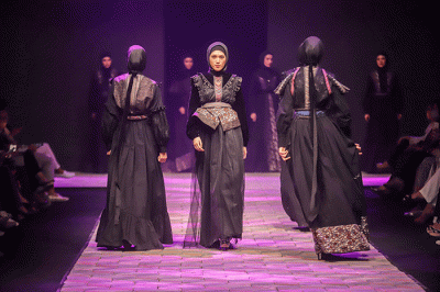Model memperagakan busana pada acara Muslim Fashion Festival+ 2022 (MUFFEST+2022) di The Ritz Carlton, Pacific Place, Jakarta Selatan, Sabtu (23/4/2022).
