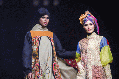 Model memperagakan busana pada acara Muslim Fashion Festival+ 2022 (MUFFEST+2022) di The Ritz Carlton, Pacific Place, Jakarta Selatan, Sabtu (23/4/2022).