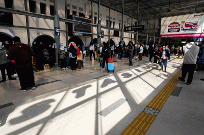 Suasana calon penumpang kereta api menunggu keberangkatan di Stasiun Pasar Senen, Jakarta, Minggu (24/4/2022).