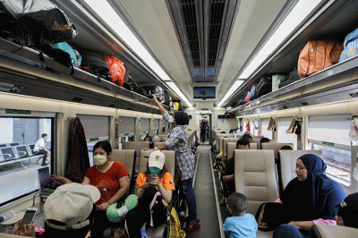 Suasana calon penumpang kereta api menunggu keberangkatan di Stasiun Pasar Senen, Jakarta, Minggu (24/4/2022).