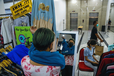 Gelaran Palembang Thrift Festival di PTC Mall ramai dikunjungi warga Kota Palembang untuk mencari pakaian bekas berkualitas dan bermerek.