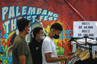 Gelaran Palembang Thrift Festival di PTC Mall ramai dikunjungi warga Kota Palembang untuk mencari pakaian bekas berkualitas dan bermerek.