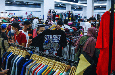 Gelaran Palembang Thrift Festival di PTC Mall ramai dikunjungi warga Kota Palembang untuk mencari pakaian bekas berkualitas dan bermerek.