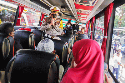 Dirlantas Polda Metro Jaya Kombes. Pol. Sambodo Purnommo Yogo menyapa warga saat bersiap mengikuti mudik gratis Polri 2022 di kawasan Gelora Bung Karno.