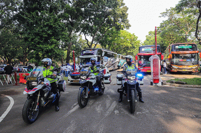 Dirlantas Polda Metro Jaya Kombes. Pol. Sambodo Purnommo Yogo menyapa warga saat bersiap mengikuti mudik gratis Polri 2022 di kawasan Gelora Bung Karno.