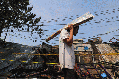 Garis polisi yang terpasang di lokasi kebakaran di Pasar Gembrong, Jakarta Timur, Senin (25/4/2022).