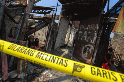 Garis polisi yang terpasang di lokasi kebakaran di Pasar Gembrong, Jakarta Timur, Senin (25/4/2022).
