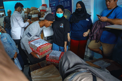Jelang lebaran pengiriman paket makanan khususnya pempek membludak, seperti di jasa pengiriman barang mengunakan truk dingin AKR (Aneka Kuliner Raya).