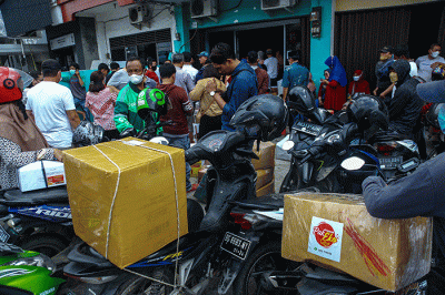 Jelang lebaran pengiriman paket makanan khususnya pempek membludak, seperti di jasa pengiriman barang mengunakan truk dingin AKR (Aneka Kuliner Raya).