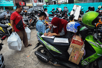 Jelang lebaran pengiriman paket makanan khususnya pempek membludak, seperti di jasa pengiriman barang mengunakan truk dingin AKR (Aneka Kuliner Raya).