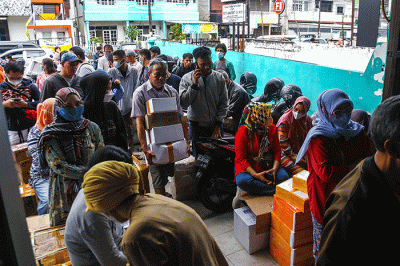 Jelang lebaran pengiriman paket makanan khususnya pempek membludak, seperti di jasa pengiriman barang mengunakan truk dingin AKR (Aneka Kuliner Raya).