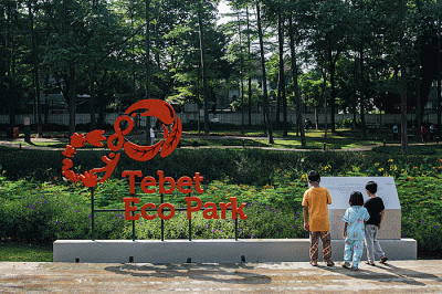 Aktivitas warga saat berkunjung di Tebet Eco Park, Jakarta, Minggu (24/4/2022).