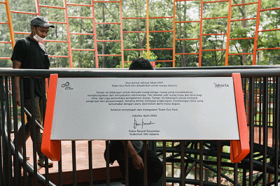 Aktivitas warga saat berkunjung di Tebet Eco Park, Jakarta, Minggu (24/4/2022).