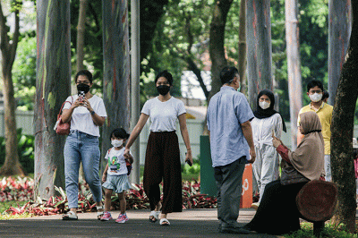 Aktivitas warga saat berkunjung di Tebet Eco Park, Jakarta, Minggu (24/4/2022).
