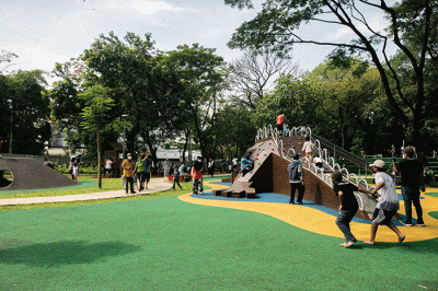 Aktivitas warga saat berkunjung di Tebet Eco Park, Jakarta, Minggu (24/4/2022).