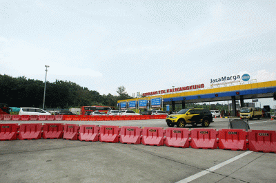 Suasana antrean kendaraan di gerbang pintu tol Kalikangkung Semarang, Jawa Tengah, Minggu (24/4/2022).