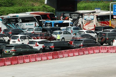 Suasana antrean kendaraan di gerbang pintu tol Kalikangkung Semarang, Jawa Tengah, Minggu (24/4/2022).