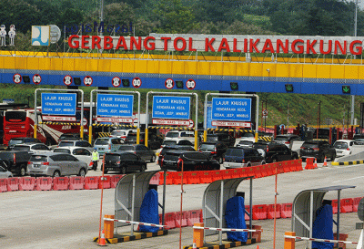 Suasana antrean kendaraan di gerbang pintu tol Kalikangkung Semarang, Jawa Tengah, Minggu (24/4/2022).