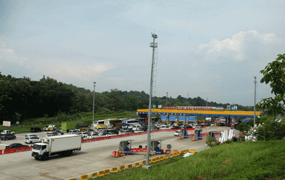 Suasana antrean kendaraan di gerbang pintu tol Kalikangkung Semarang, Jawa Tengah, Minggu (24/4/2022).