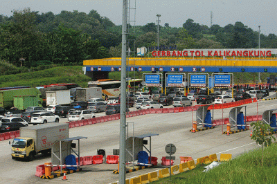 Suasana antrean kendaraan di gerbang pintu tol Kalikangkung Semarang, Jawa Tengah, Minggu (24/4/2022).