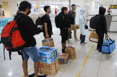 Sejumlah calon penumpang saat menunggu Bus Antar Kota Antar Provinsi (AKAP) di Terminal Terpadu Pulo Gebang, Jakarta, Minggu, (24/4/2022).
