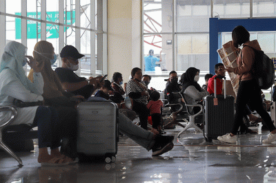 Sejumlah calon penumpang saat menunggu Bus Antar Kota Antar Provinsi (AKAP) di Terminal Terpadu Pulo Gebang, Jakarta, Minggu, (24/4/2022).