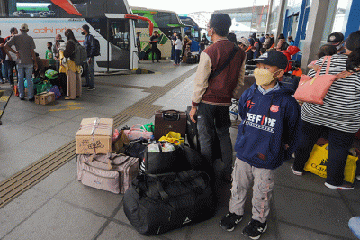 Sejumlah calon penumpang saat menunggu Bus Antar Kota Antar Provinsi (AKAP) di Terminal Terpadu Pulo Gebang, Jakarta, Minggu, (24/4/2022).