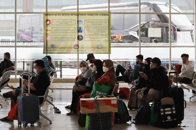Sejumlah calon penumpang saat menunggu Bus Antar Kota Antar Provinsi (AKAP) di Terminal Terpadu Pulo Gebang, Jakarta, Minggu, (24/4/2022).