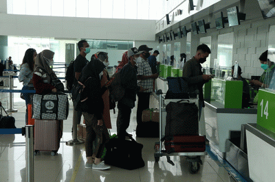 Sejumlah penumpang turun dari pesawat berjalan menuju terminal kedatangan di Bandara Internasional Jenderal Ahmad Yani, Kota Semarang, Jawa Tengah.