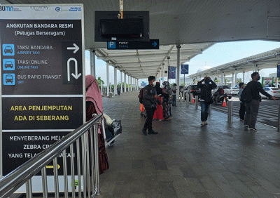 Sejumlah penumpang turun dari pesawat berjalan menuju terminal kedatangan di Bandara Internasional Jenderal Ahmad Yani, Kota Semarang, Jawa Tengah.