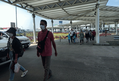 Sejumlah penumpang turun dari pesawat berjalan menuju terminal kedatangan di Bandara Internasional Jenderal Ahmad Yani, Kota Semarang, Jawa Tengah.