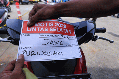 Petugas mengemas motor sebelum dikirim menggunakan kereta di Stasiun Kereta Api Logistik, Kampung Bandan, Jakarta Utara, Selasa (26/4/2022).