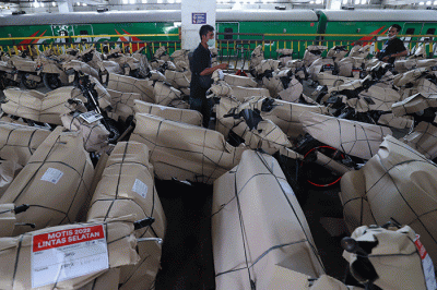 Petugas mengemas motor sebelum dikirim menggunakan kereta di Stasiun Kereta Api Logistik, Kampung Bandan, Jakarta Utara, Selasa (26/4/2022).