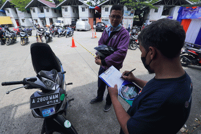 Petugas mengemas motor sebelum dikirim menggunakan kereta di Stasiun Kereta Api Logistik, Kampung Bandan, Jakarta Utara, Selasa (26/4/2022).