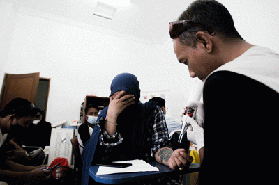 Peserta menghapus tato saat kegiatan roadshow hapus tato di Masjid Al Fauz, Kompleks Kantor Wali Kota Jakarta Pusat, Selasa (26/4/2022).