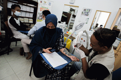 Peserta menghapus tato saat kegiatan roadshow hapus tato di Masjid Al Fauz, Kompleks Kantor Wali Kota Jakarta Pusat, Selasa (26/4/2022).