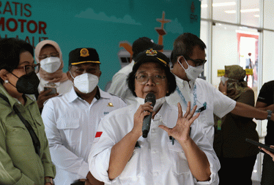 Menteri Lingkungan Hidup dan Kehutanan Siti Nurbaya menyapa anak-anak di Terminal Penumpang Pelabuhan Tanjung Priok, Jakarta, Selasa (26/4/2022).