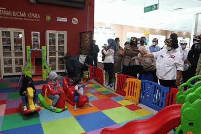 Menteri Lingkungan Hidup dan Kehutanan Siti Nurbaya menyapa anak-anak di Terminal Penumpang Pelabuhan Tanjung Priok, Jakarta, Selasa (26/4/2022).