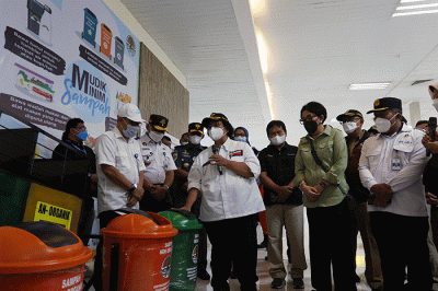 Menteri Lingkungan Hidup dan Kehutanan Siti Nurbaya menyapa anak-anak di Terminal Penumpang Pelabuhan Tanjung Priok, Jakarta, Selasa (26/4/2022).