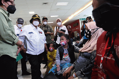 Menteri Lingkungan Hidup dan Kehutanan Siti Nurbaya menyapa anak-anak di Terminal Penumpang Pelabuhan Tanjung Priok, Jakarta, Selasa (26/4/2022).