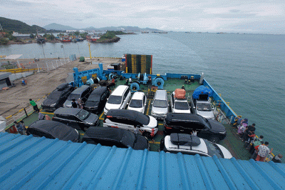Sejumlah kendaraan pribadi yang akan menyeberang ke Pulau Sumatera antre di Dermaga Eksekutif Pelabuhan Merak, Cilegon, Banten, Selasa (26/4/2022).