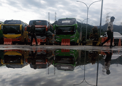 Sejumlah kendaraan pribadi yang akan menyeberang ke Pulau Sumatera antre di Dermaga Eksekutif Pelabuhan Merak, Cilegon, Banten, Selasa (26/4/2022).