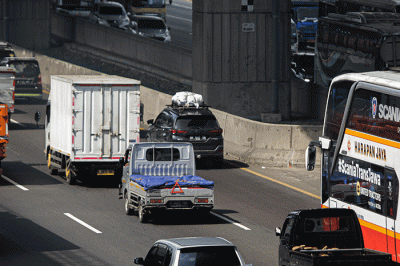 Sejumlah kendaraan melintasi Tol Jakarta-Cikampek di kawasan Bekasi, Jawa Barat, Selasa (26/4/2022).